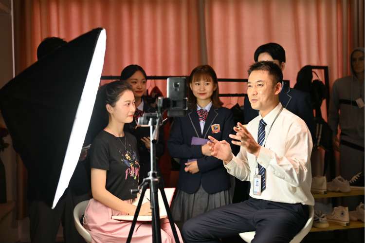 学全媒体运营专业,为什么要来新华?